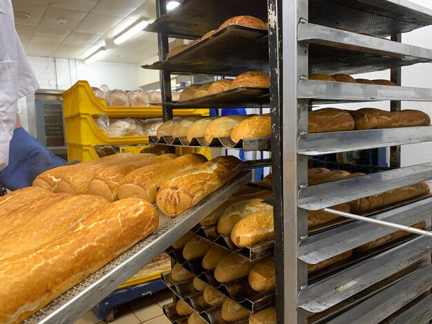 Foto un fornaio che prepara il pane a mano in un negozio