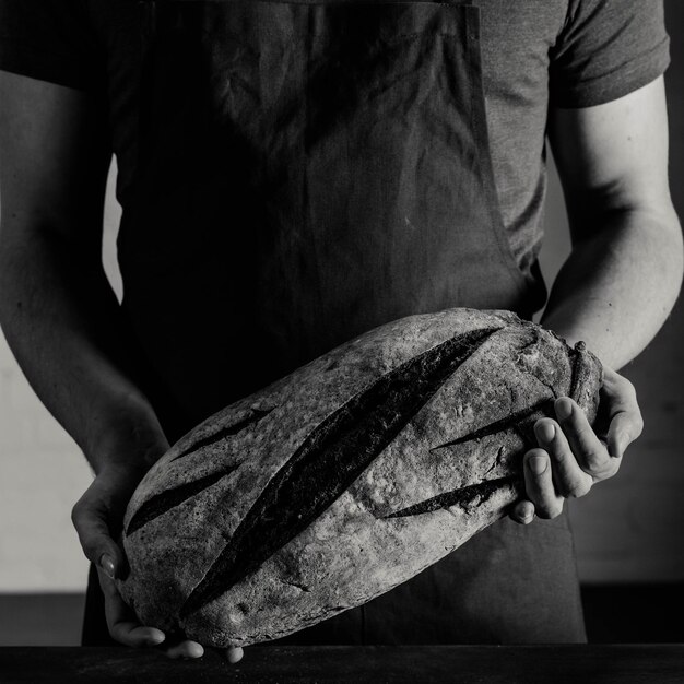 Photo baker holding bread