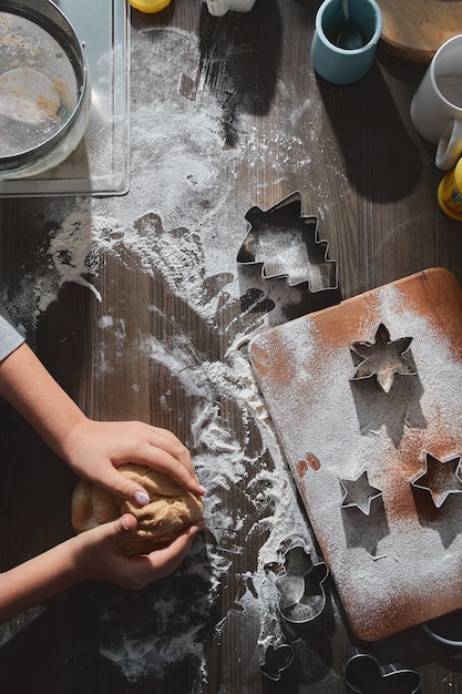 Baker kneedt deeg voor koekjes op de keukentafel