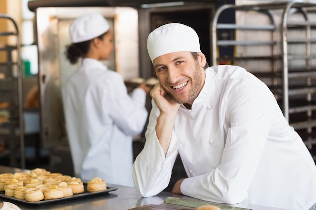 Baker lachend naar de camera