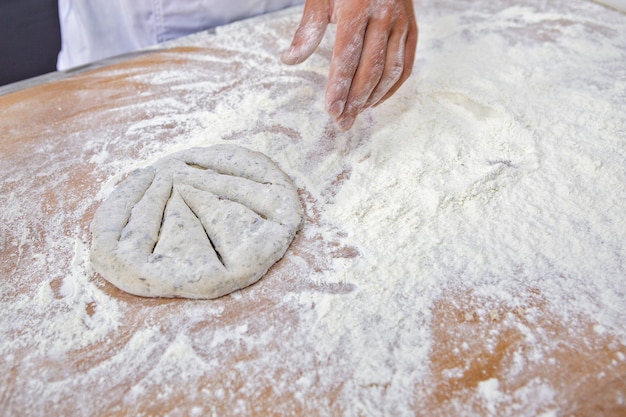 Baker molding volkoren brood voor het bakken