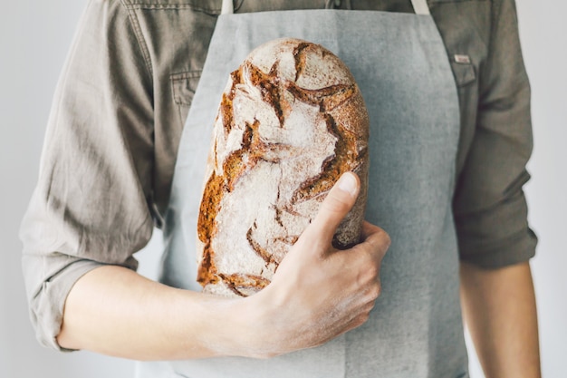 Baker of chef-kok die vers gemaakt brood houdt