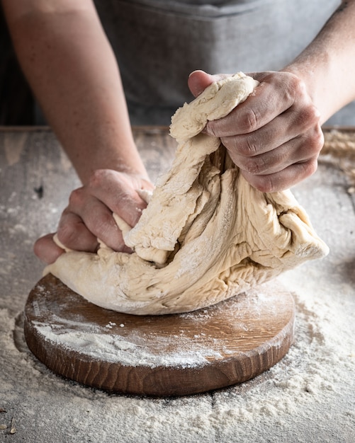 パン作りの手が生地を作る