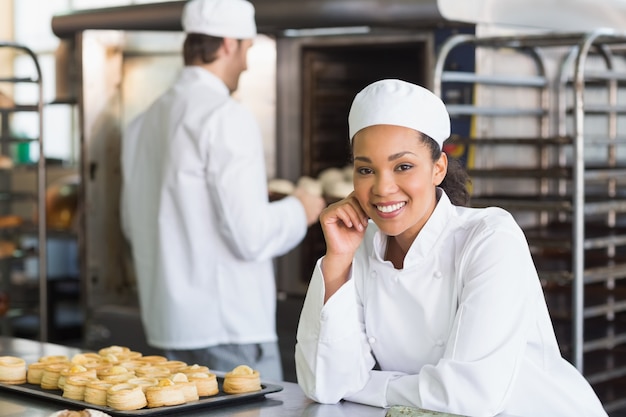 Baker sorride alla telecamera