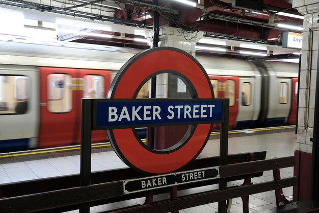 Foto baker straat teken op het treinstation