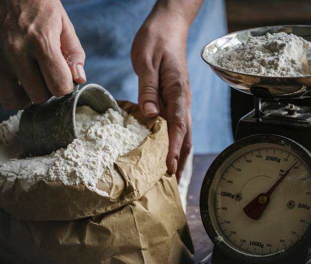 小麦粉を計量するパン屋さん
