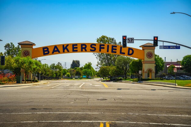 Photo bakersfield welcome sign over the road on a clear day