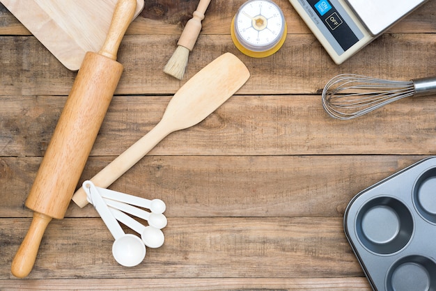 Panetteria e utensili da cucina con timer da cucina, bilance sulla tavola di legno