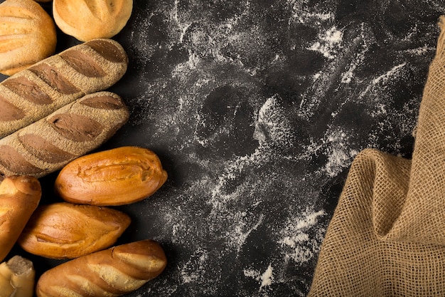 Panetteria diversi tipi di pane fresco in tavola