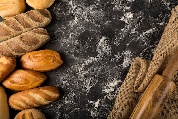 Foto panetteria diversi tipi di pane fresco in tavola