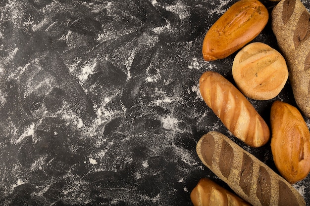 Panetteria diversi tipi di pane fresco in tavola