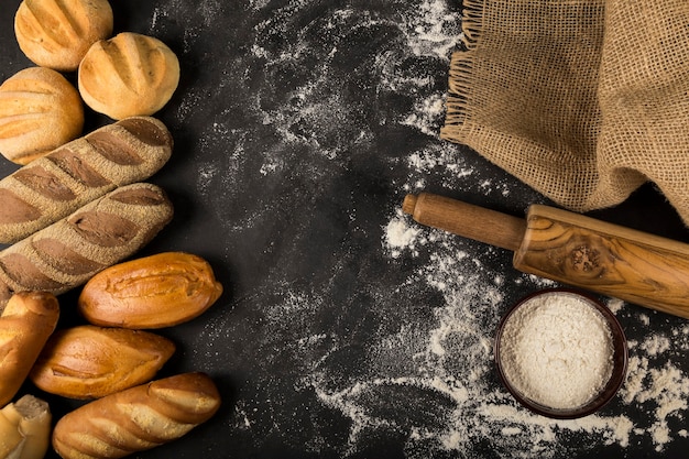Фото Хлебобулочные различные виды свежего хлеба на столе