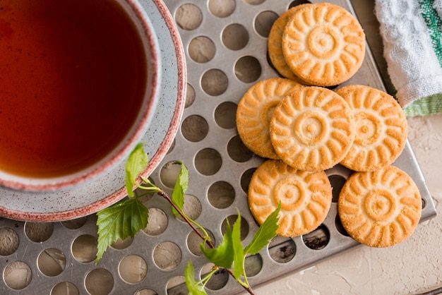 Cibo da forno con una tazza di tè