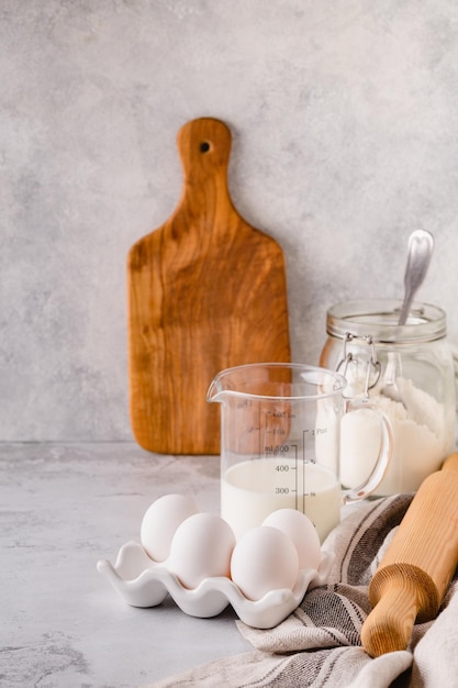 Ингредиенты для выпечки мука яйца молоко