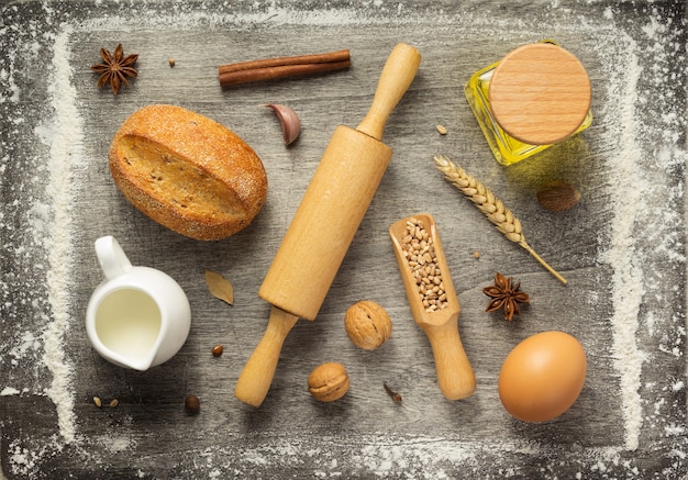 木製の背景、上面図にパン屋の食材
