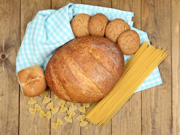 Foto prodotti da forno sulla tavola di legno