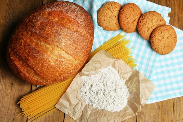 Foto prodotti da forno sulla tavola di legno