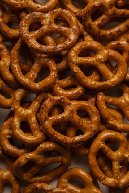 Foto pretzel al sale di panetteria per l'halloween