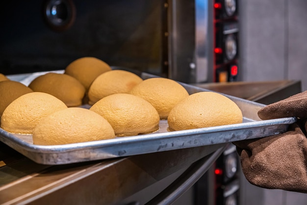 Photo bakiing bread in oven