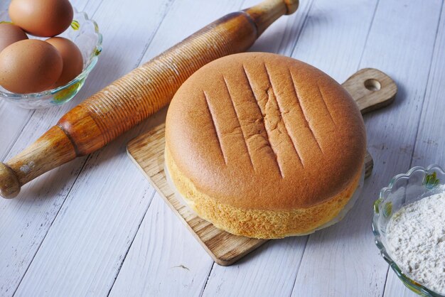 黒の背景に材料でケーキを焼く