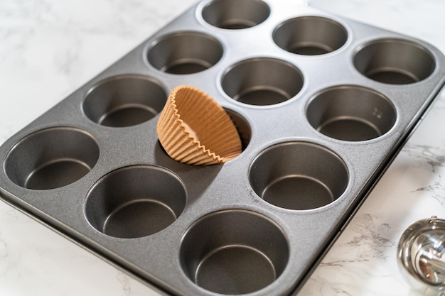 Photo baking chocolate cupcakes with decadent chocolate frosting