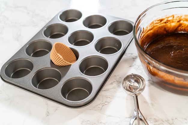 Photo baking chocolate cupcakes with decadent chocolate frosting