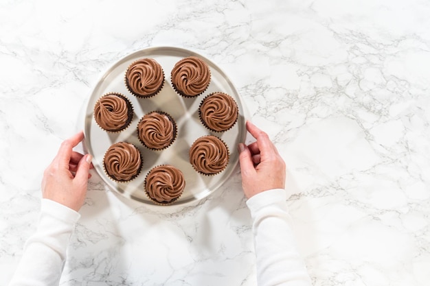 Foto cucinare cupcake al cioccolato con la glassa al cioccolate decadente