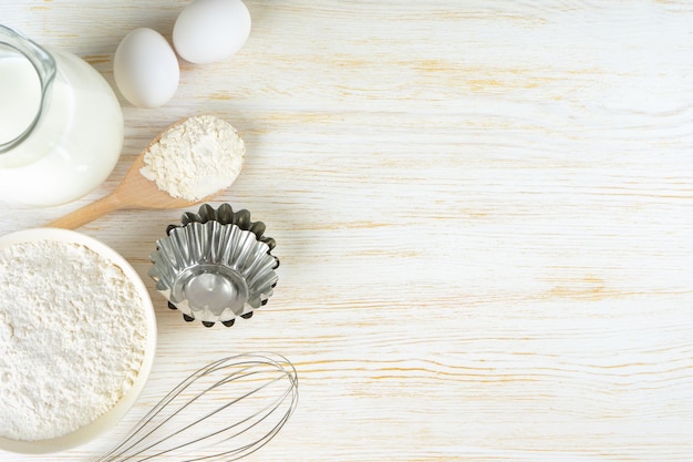 베이킹 요리 복사 공간과 함께 재료 배경 밀가루 계란 우유  ⁇ 색 나무 표면에 베이킹 제품 탑 뷰 플래트 레이 모 ⁇  메뉴 배너 헤더 사이트 베이킹 개념