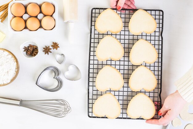 사진 발렌타인 데이를 위해 하트 모양의 설탕 쿠키를 굽습니다.
