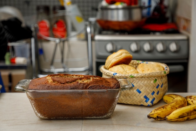 Cuocere a casa pancake e biscotti appena sfornati posti sul bancone in una cucina messicana