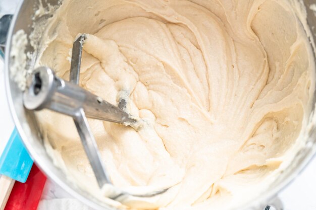 Foto cottura della torta rotonda alla vaniglia fatta in casa.