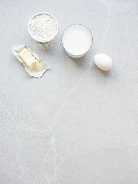 写真 料理の材料: 卵 粉 乳 バター