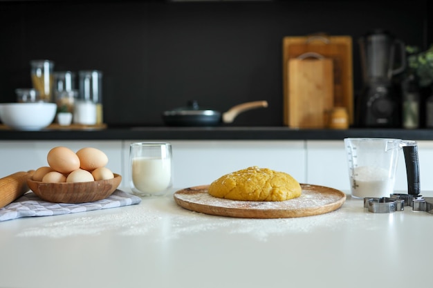 Ingredienti per la cottura posti su un tavolo di legno pronto per la cottura copyspace per il testo concetto di cucina per la preparazione del cibo sullo sfondo