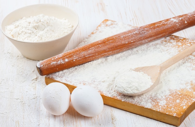 Ingredienti di cottura su fondo di legno bianco. Vista dall'alto