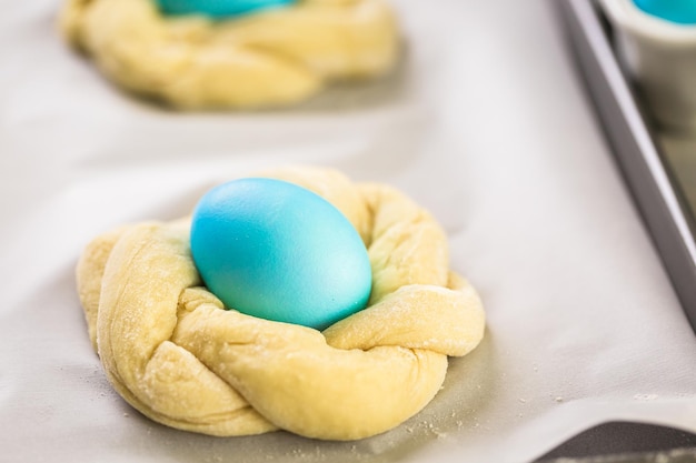 파란색 계란으로 이탈리아 부활절 빵을 굽습니다.