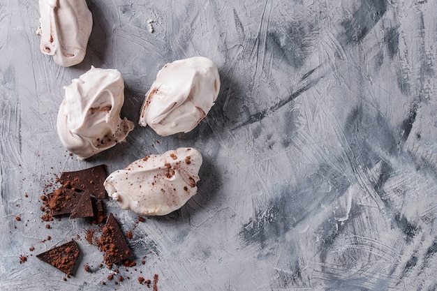 Baking meringue with chocolate