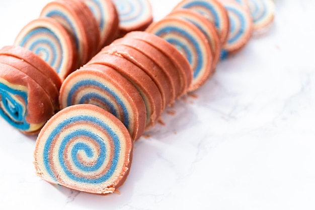 7월 4일 축하를 위해 빨간색, 흰색, 파란색 바람개비 설탕 쿠키를 굽습니다.