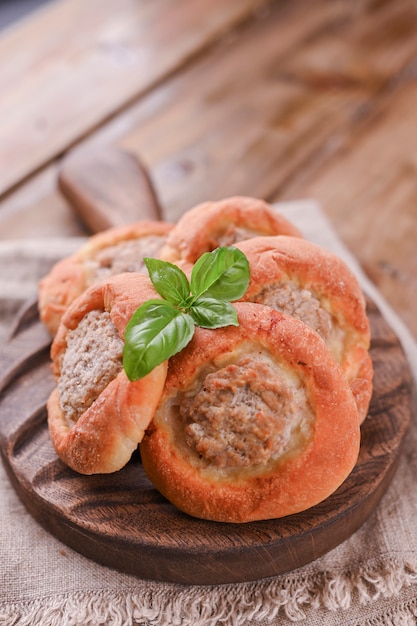 Cottura con carne. dolci ad alto contenuto calorico per uno spuntino delizioso. dolci tradizionali dalla russia. cibo rustico fatto in casa.