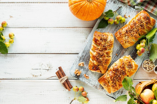 Foto cottura con zucca e cannella su uno sfondo di legno bianco top view spazio di copia in stile rustico