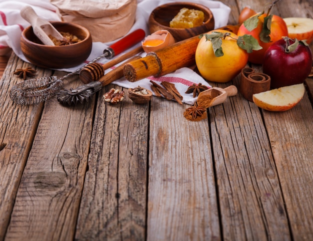 Foto bakken achtergrond. ingrediënten voor het bakken van appeltaart