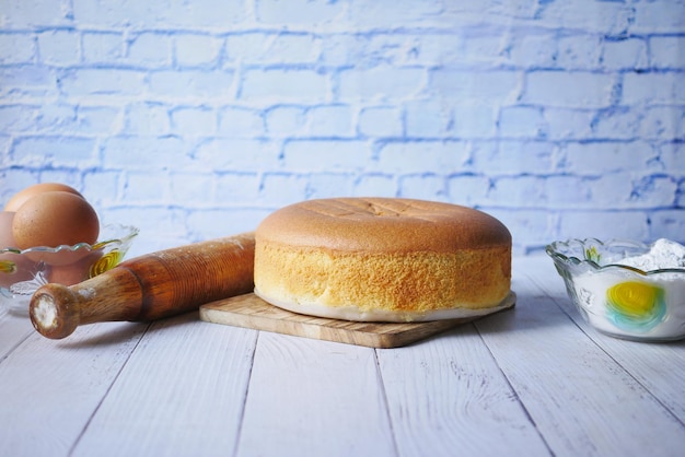 Bakken cake met ingrediënt op zwarte achtergrond