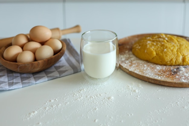 Bakken ingrediënten geplaatst op witte tafel klaar om te koken Concept van voedselbereiding