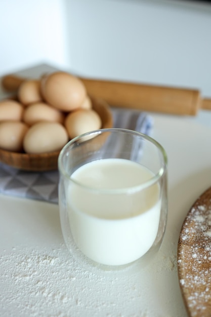 Bakken ingrediënten geplaatst op witte tafel klaar om te koken Concept van voedselbereiding