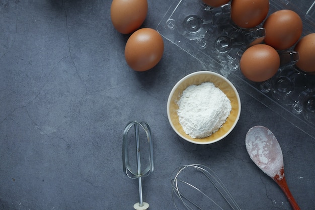 Bakken ingrediënten op een zwarte achtergrond bovenaanzicht