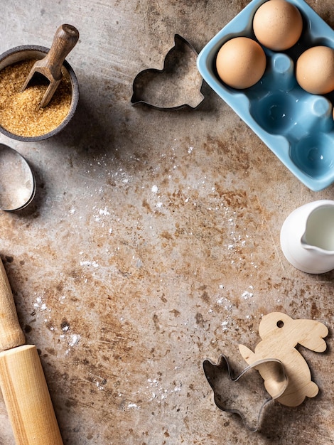 Bakken ingrediënten voor het maken van koekjes Bestrooide bloem eieren melk suiker achtergrond met kopie ruimte