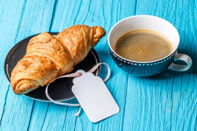 Bakken, koffie, lege kaart op houten tafel