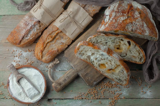 Bakken met keuken accessoires op tafel