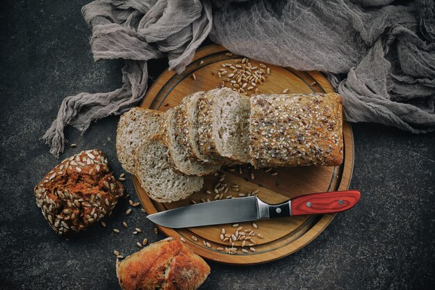 Bakken met keuken accessoires op tafel