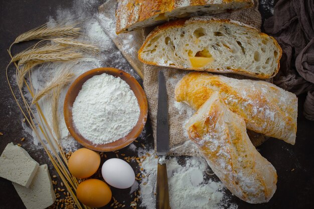 Bakken met keuken accessoires op tafel