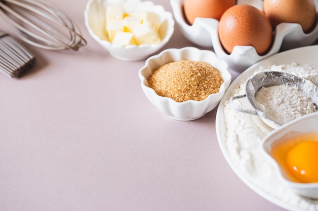 Bakken of koken achtergrondframe Ingrediënten keukenartikelen voor het bakken van taarten Keukengerei meel eieren bruine suiker boter Tekstruimte bovenaanzicht Cookies Pie Of Cake Recept Mockup